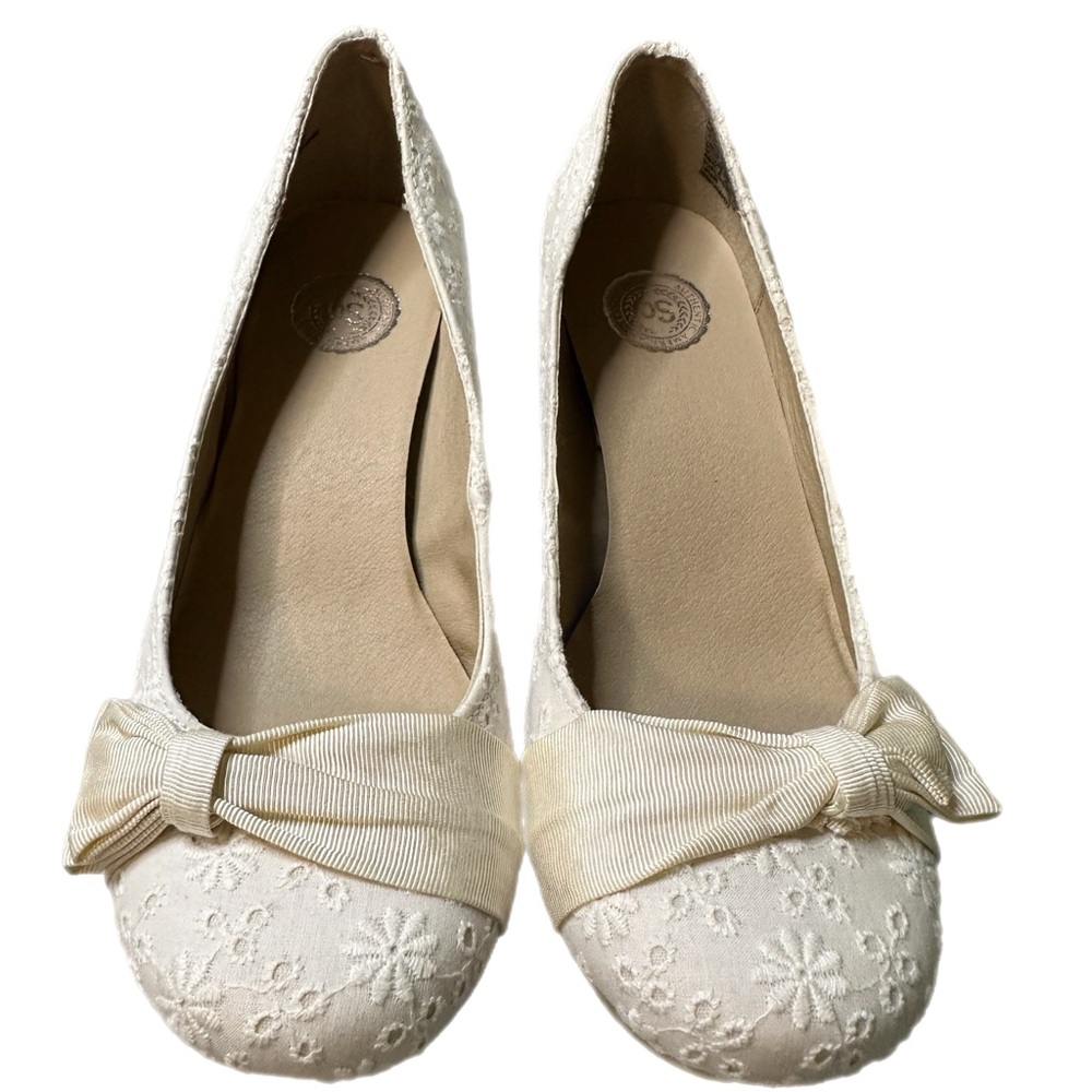 SO Kohl's white heels with flower design and bow, 8M